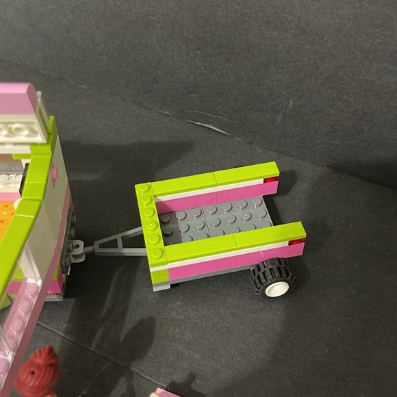 LEGO AND FRIENDS ADVENTURE CAMPER AND CAR - Picture 6 of 9